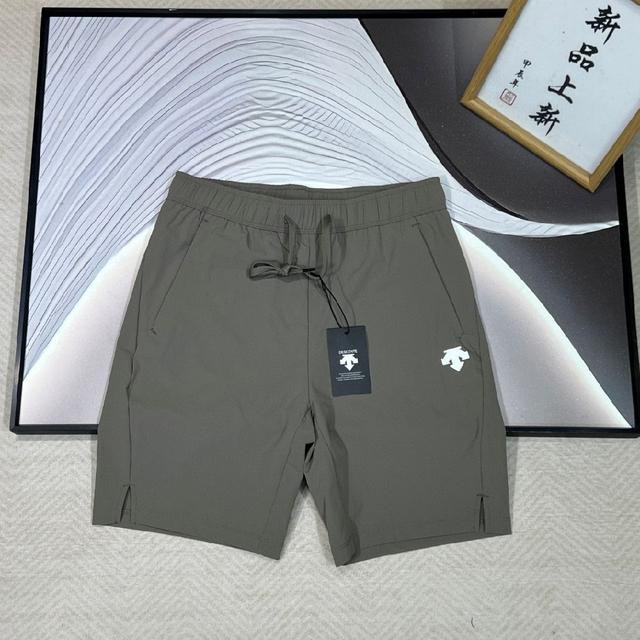 立体剪裁 ，面料核心科技，  高弹舒适 随意运动，轻薄且贴身舒适
