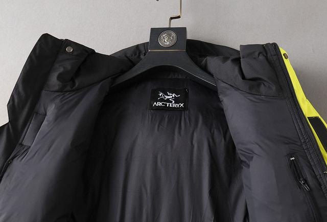 新款羽绒服。这款号称羽绒服届最贵的，全部90绒的