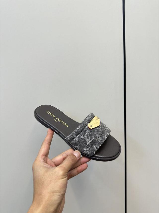 这款 Helios 凉鞋采用漂白Monogram 牛仔帆布制成，搭配天然皮革饰边