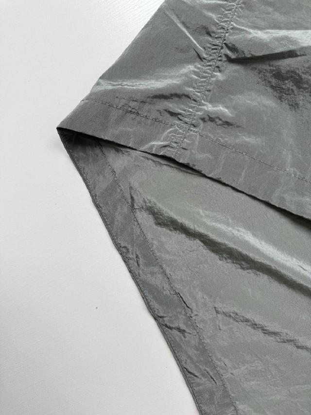 100%全棉斜纹牛仔坯布打造，采用重酵洗+石磨雪花做旧水洗工艺