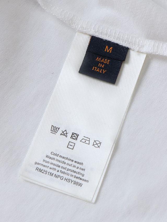 标准版型短袖圆领T恤。深蓝色纯棉材质。定制FENDI Roma1925印花