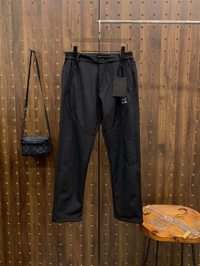 新款休闲裤卫裤，裤身上刺绣标志性品牌标识，