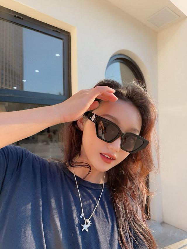 FEND*太阳眼镜✨✨✨ MODEL:FE40194I✨✨✨