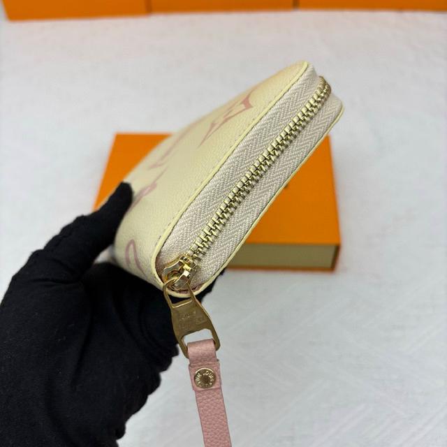 拉链钱包Crafty 配饰、皮具和成衣系列推出特别款 Pochette Félicie 链条包