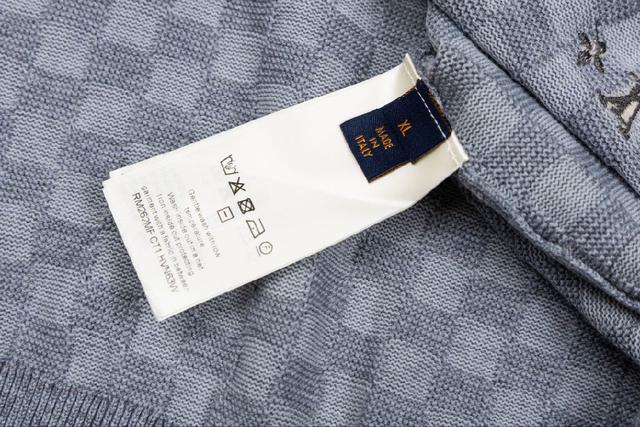 点亮夏日造型。科技面料呈现全幅 Damier 印花，巧妙糅合