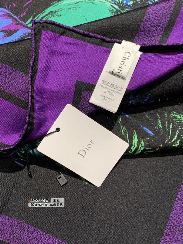 该图案从 Dior 档案汲取灵感，致敬 Dior 具有历史意义的蒙田大道地址。