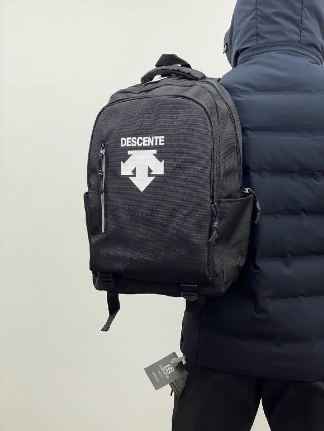 腰部配备腰绳，字母提花logo松紧，方便调节腰部松紧！两侧拉链