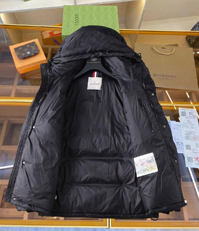 秋冬新款羽绒服。这款号称羽绒服届最贵的，全部90绒的