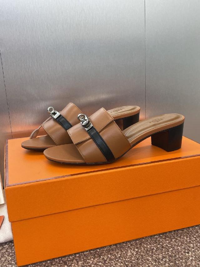 Hermes 春夏经典款 Giulia 粗跟拼色女鞋  H家 平底Kelly五金扣圆