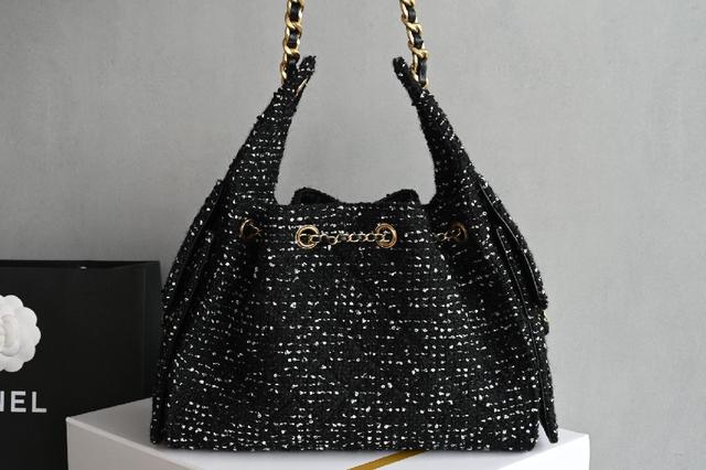 带手柄的包包在近两年的频繁出现🪄 这一季的手柄口盖尺寸变小了