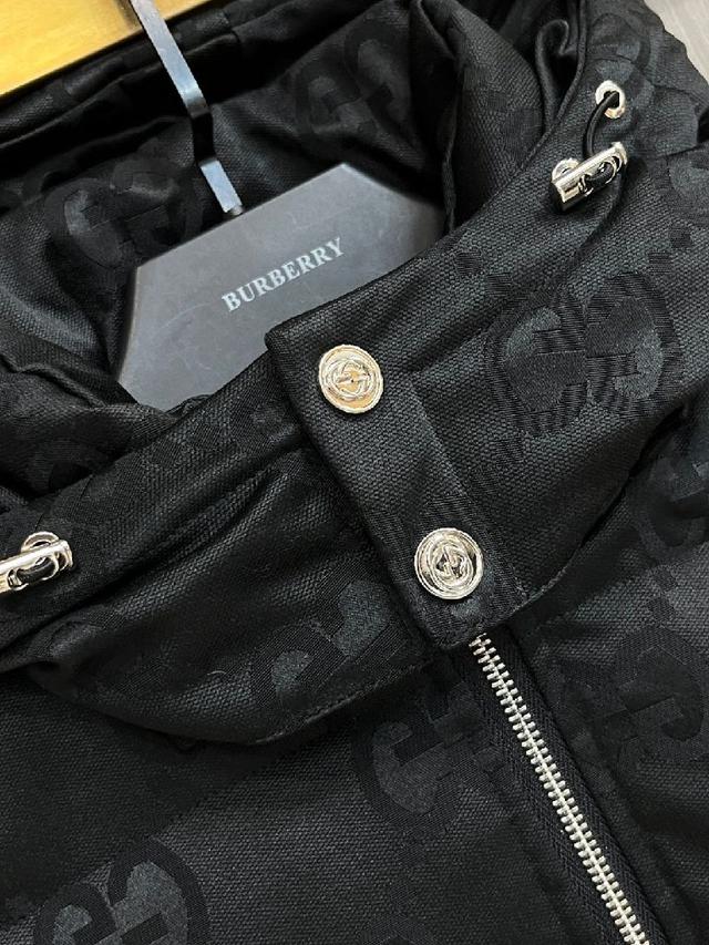 新款羽绒服。这款号称羽绒服届最贵的，全部90绒的。带着经典的Logo组合搭配，第一眼看到就是满满