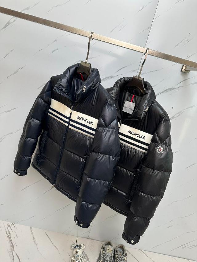 作为 Moncler Grenoble 男士系列的一部分，这款 Shipton 连帽羽绒服