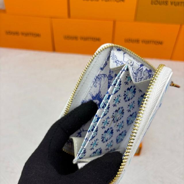本款 Victorine 钱夹以 Monogram Empreinte 软粒面皮革