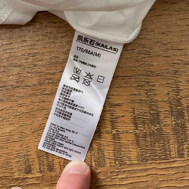 舒适灵活，抗皱易打理：面料触感软糯亲肤，同时富有弹性。腋下采用了一片式剪裁