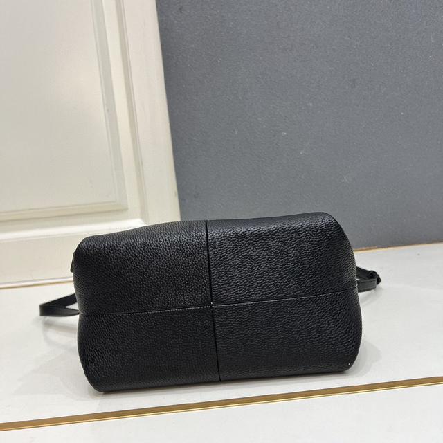 斜跨包／手提包，休闲百搭款，没有花里胡哨的装饰，简约大方