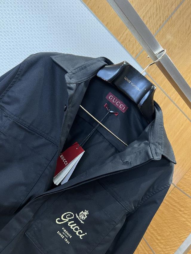 修饰颈部线条，利落显瘦且适配多种叠穿造型，既能单穿彰显随性，也能内搭衬衫打造通勤质感；