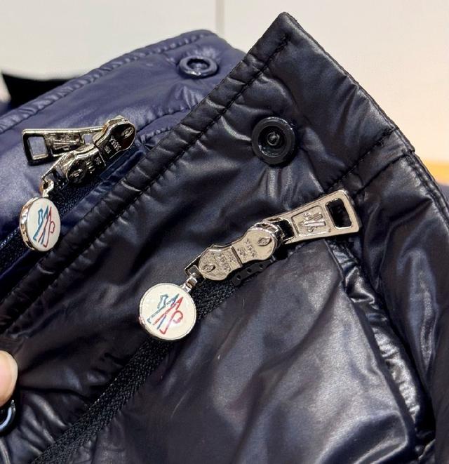 MONCLER 蒙口 25ss新款无袖立领羽绒马甲背心，男女同款