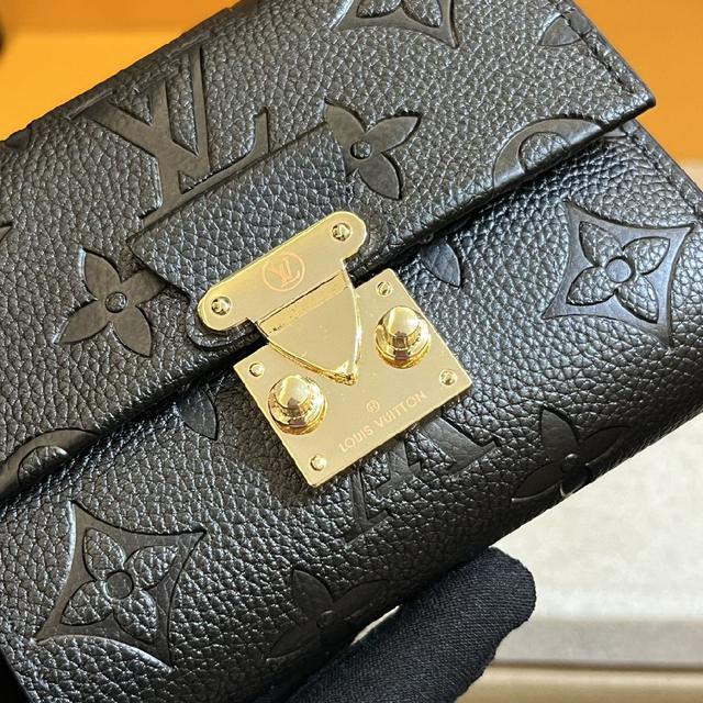 本款 Emilie 钱夹为柔软的 Monogram Empreinte 粒面牛皮革
