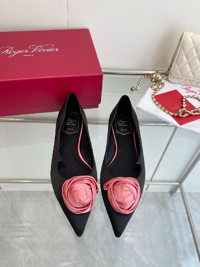 Roger Vivi   SS26 玫瑰花 早春新款平底高跟单鞋