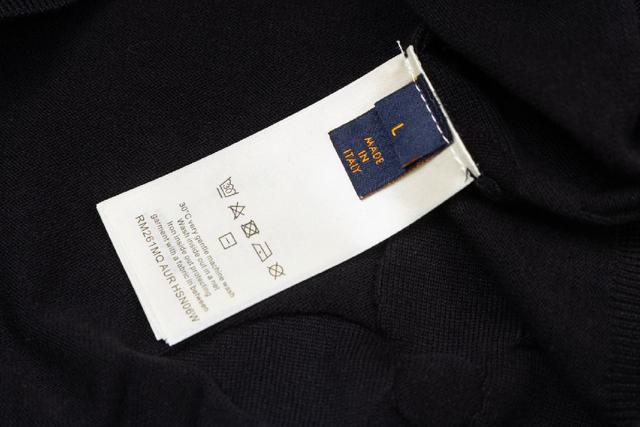 通过14针细针进口机织机编织而成。高支数纱线赋予面料细腻平密的基底