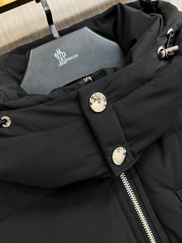 新款羽绒服。这款号称羽绒服届最贵的，全部90绒的