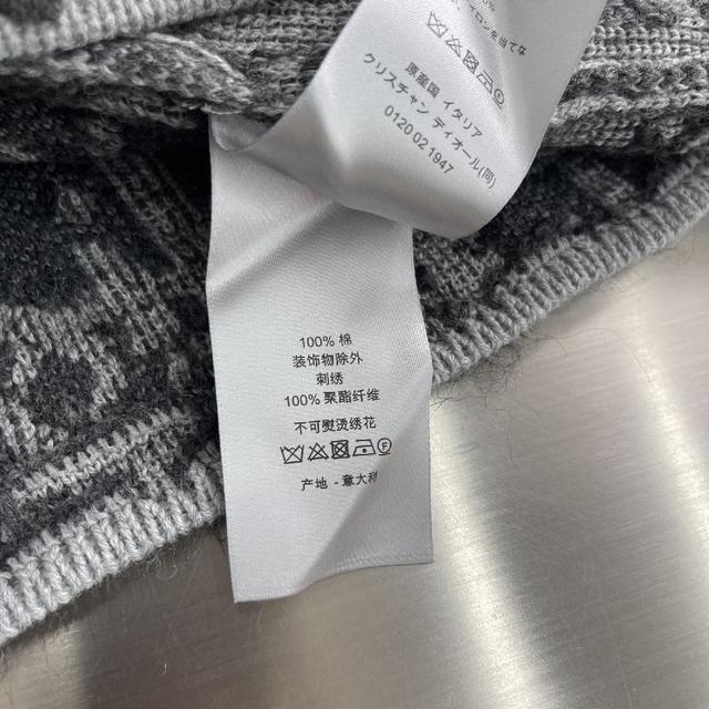在特定部位进行摩擦 达到局部渐变的效果 再通过磨砂技术