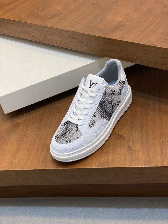 新品男士高端休闲运动鞋，选用进口头层牛皮拼接