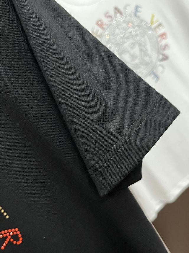 范思哲 25ss春夏新品水晶钻圆领短袖T恤，正面缀饰有进口