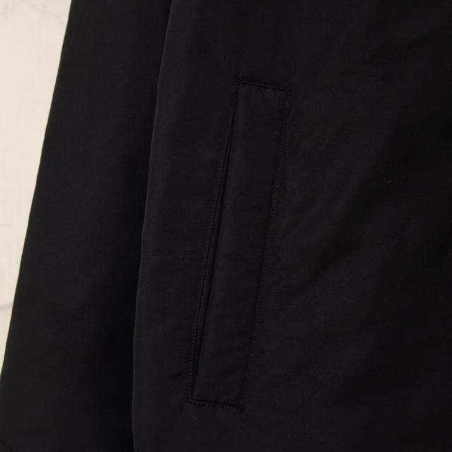 双面连帽雨滴印花防风外套 这款轻盈的双面防风外套