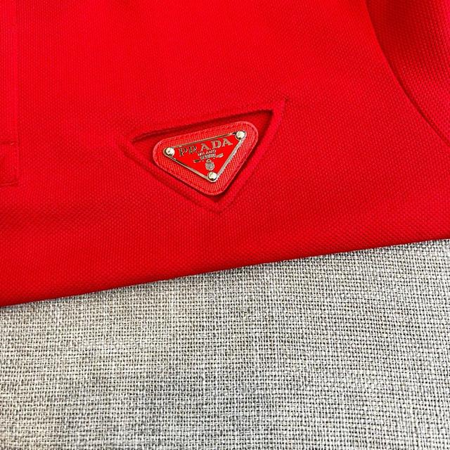 都市风十足 采用精纺纯棉面料手感软糯干爽，上身效果挺括有型