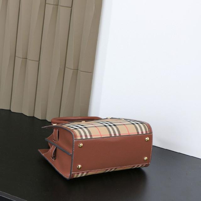 采用高级人造帆布制成，意大利全粒面鞣猪纹小牛皮滚边。