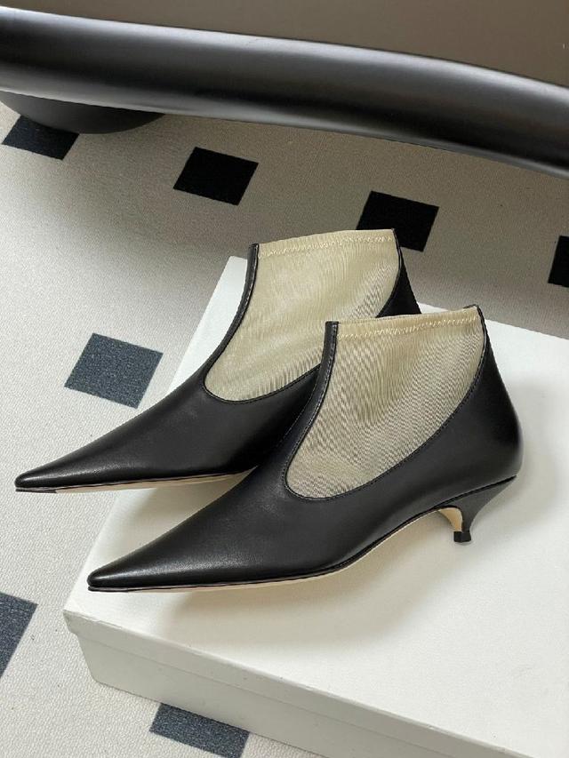 这款靴子既保留了The Row一贯的“silent luxury” 基调，又在结