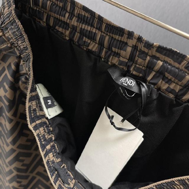 定制专属纯棉面料，内微磨毛，胸前采用品牌logo图案刺绣设