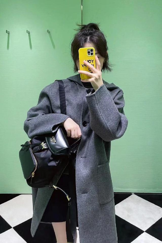 饰有标志性的涂珐琅三角形金属徽标。又是一款永久不过时单肩包