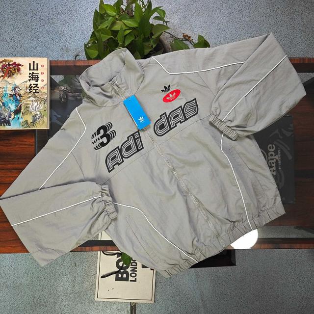 2026新款Adidas阿迪达斯复古宽松长袖夹克防风外套，这款夹克太帅啦！
