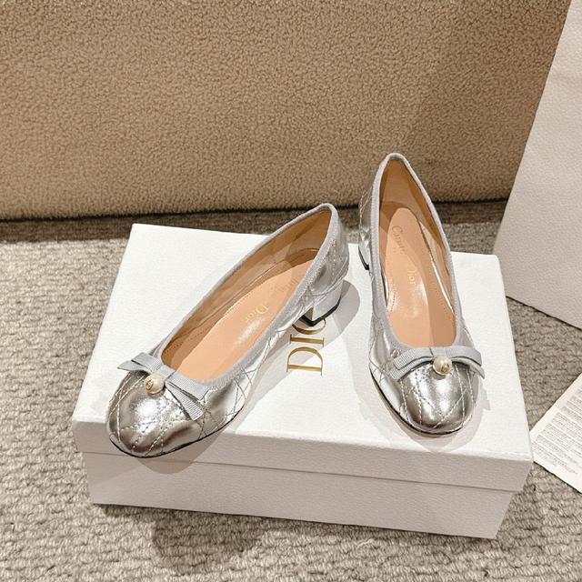 迪奥 Dior 芭蕾鞋以 Dior 的高订美学，重新演绎经典风格