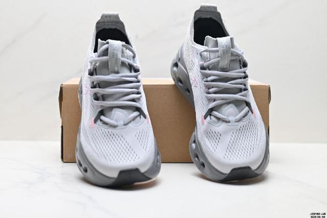 鞋身外观的设计灵感源于 On 昂跑的专业竞赛鞋