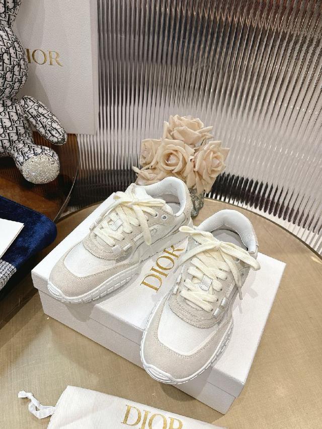 整个系列都充满了令人兴奋和意外的元素结合，不同的材质