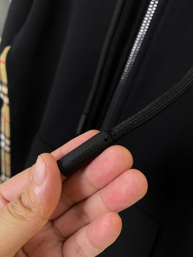 整体的触感极为舒适，亲肤效果也是极佳。OV版型方面也是完美穿搭效果