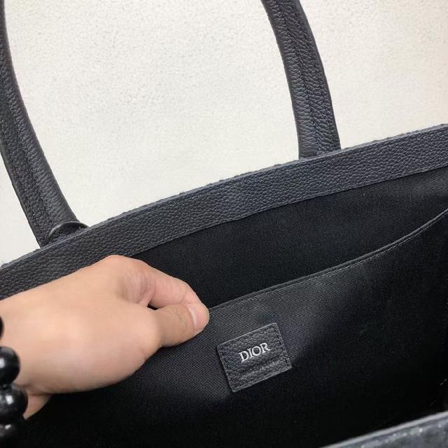 这款 Safari 手袋是二零二三秋季新品，兼具高雅风范与实用功能