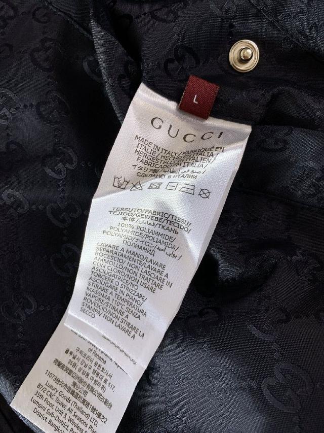 正面，经典ＧG刺绣精致立体，是品牌身份的标志性彰显。衣袖上