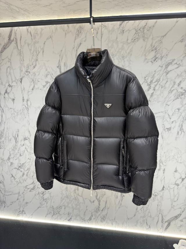 Vardar羽绒夹克饰有图形绗缝，将经典廓形与现代风格和谐相融。