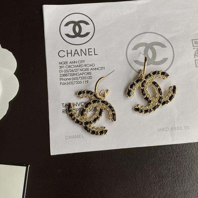 CHANEL 真皮串字母圆环耳钉耳环 优雅大方精工设计