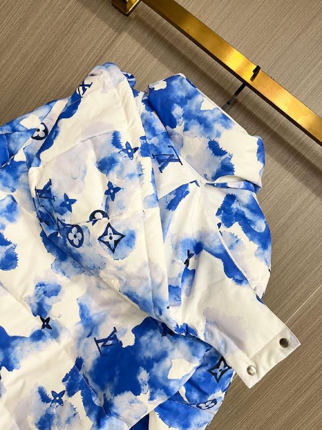 新款羽绒服。这款号称羽绒服届最贵的，全部90绒的。