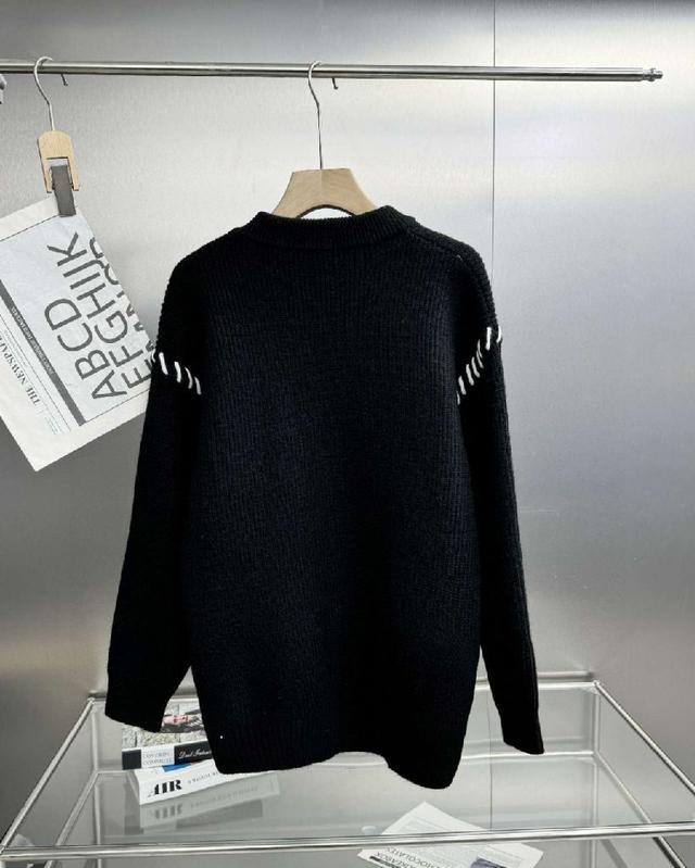 其它的不需要多介绍，这样一件重工艺毛衣！  线下的话价格不菲