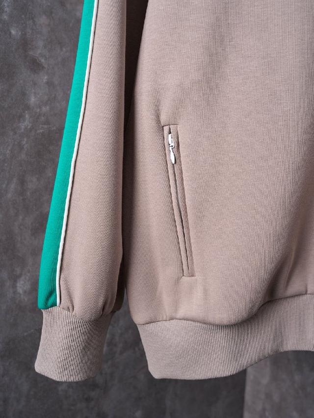 无骨缝接（Seamless Joining）：衣身、袖子等主要部件采用横机一体编织