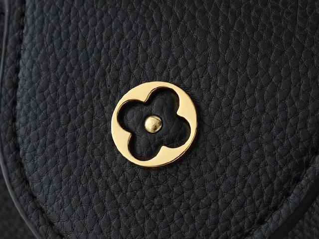 本款 Capucines 中号手袋出自 Harmony 系列，以装饰
