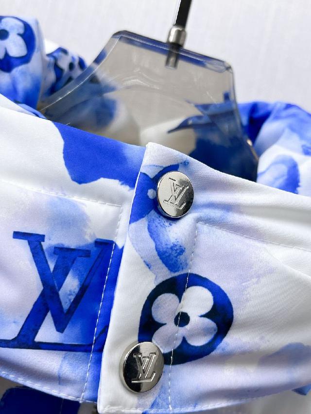 全部90绒的。带着经典的Logo组合搭配，第一眼看到就是