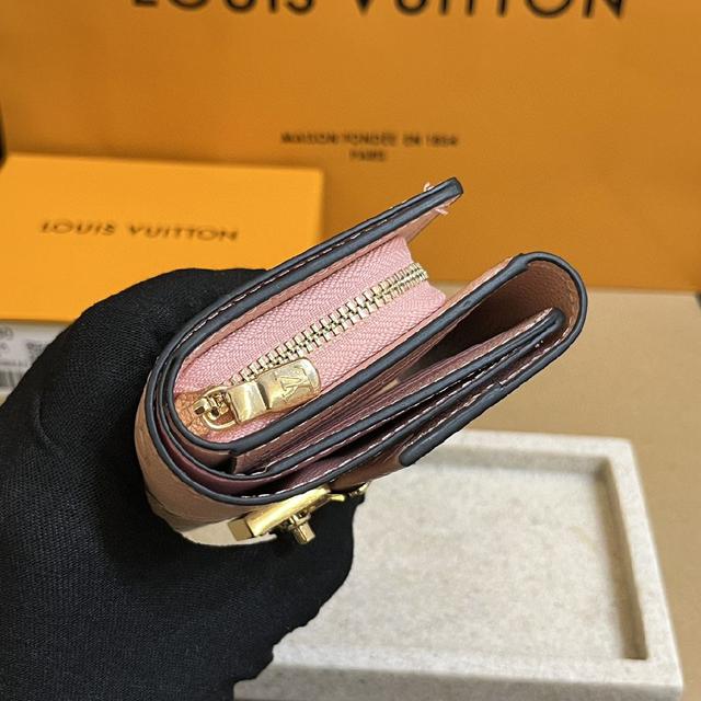 本款 Emilie 钱夹为柔软的 Monogram Empreinte 粒面牛皮革