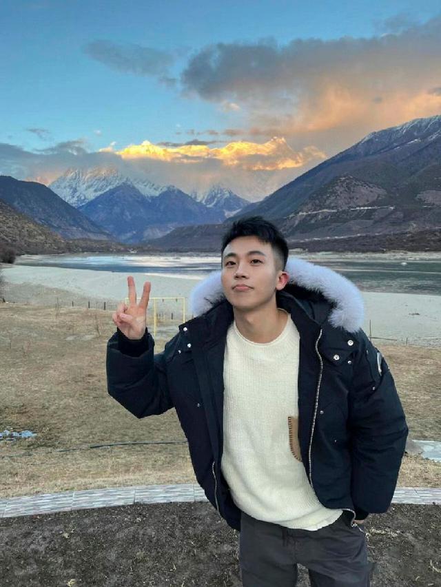 高段位“瘦”藏家:独家立体剪裁，勾勒出堪比高定时装的收腰曲线。